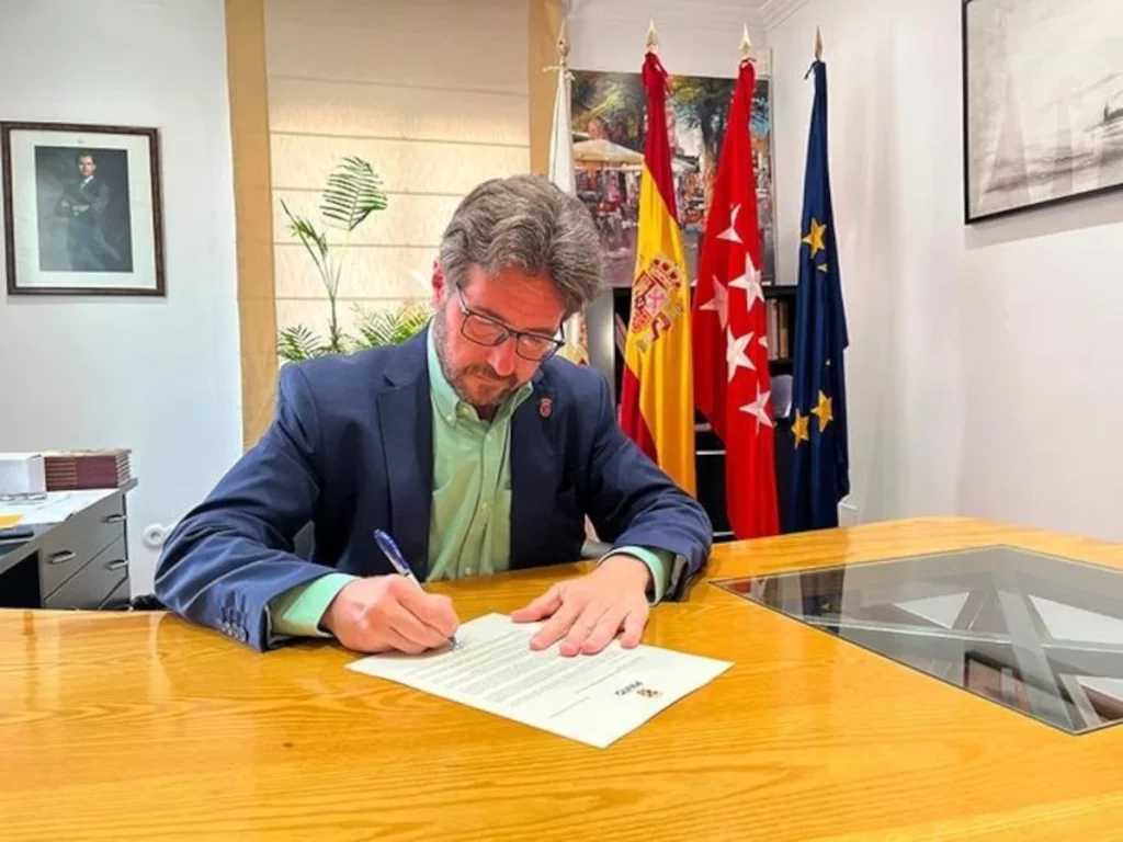 Puente recibe otra queja más por el retraso de obras en estaciones de tren 3 Moncloa El alcalde de Pinto ha mandado varias cartas al Ministerio y a ADIF reclamando las mejoras en la estación y la línea ferroviaria.