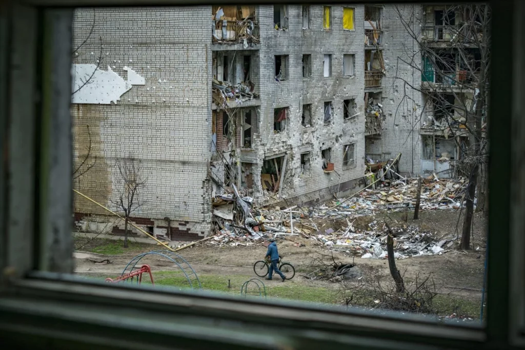 EuropaPress 5893964 edificio danado ataque ejercito rusia contra ciudad chernigov norte ucrania 1 Moncloa