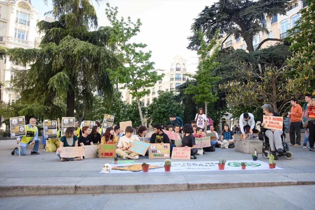 EuropaPress 5900242 decenas personas manifestacion denunciar sequia 19 abril 2024 madrid espana Moncloa