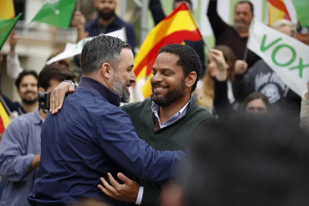 El candidato de Vox Ignacio garriga ha recibido el apoyo de su líder, Santiago Abascal.