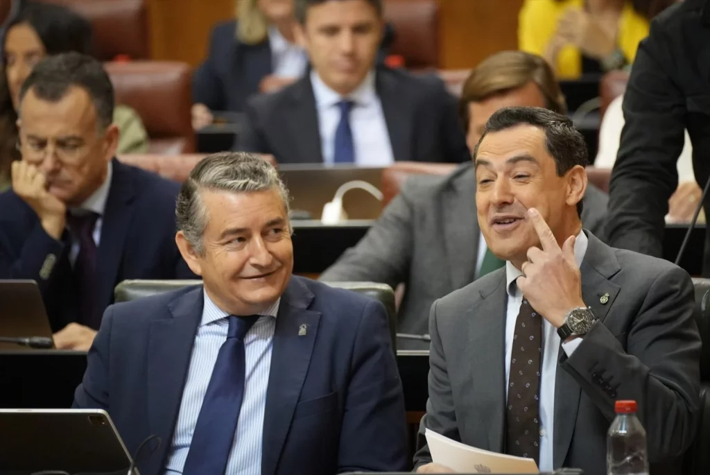 Juanma Moreno sí se interesa por la Guardia Civil y la Policía. | Foto: Europa Press