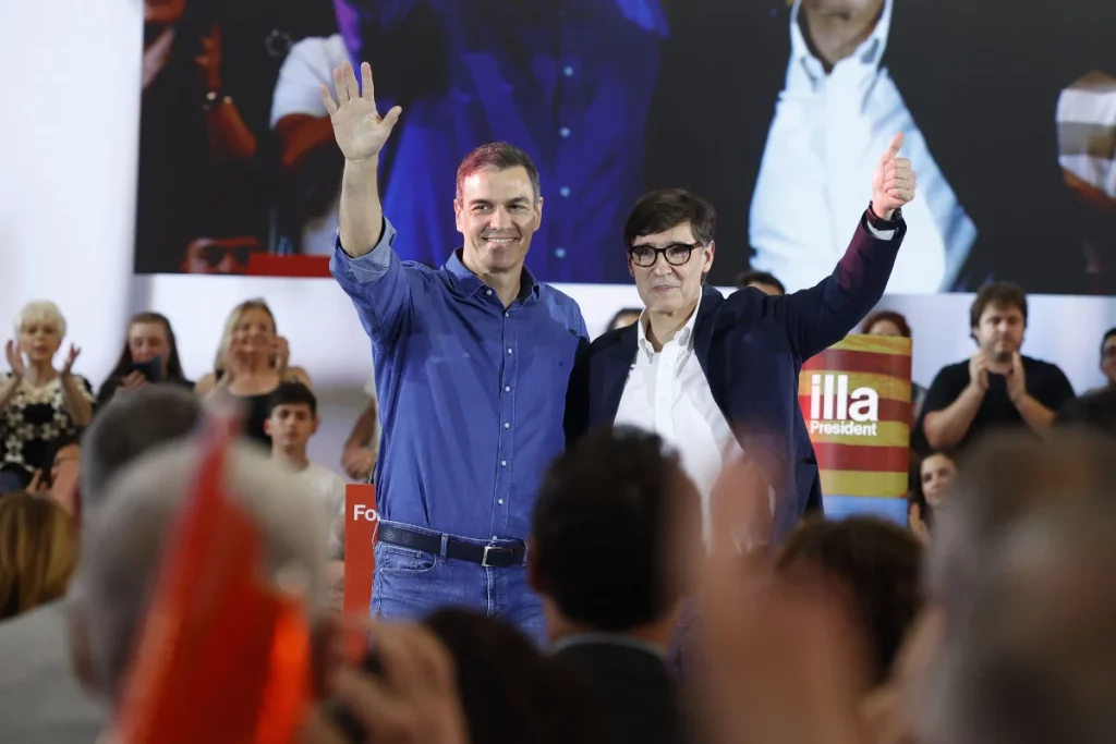 El 'cohete' de Sánchez vuela fuera de órbita: «Europa está ante la encrucijada» 2 Moncloa El candidato del PSC, Salvador Illa, con Pedro Sánchez