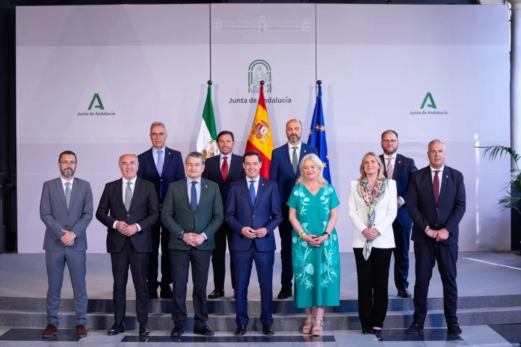Moreno hace valer el Estatuto y exige a Albares el «despegue» del Campo de Gibraltar 3 Moncloa El presidente de la Junta de Andalucía, Juanma Moreno preside la foto de familia con los responsables de la zona del Campo de Gibraltar.