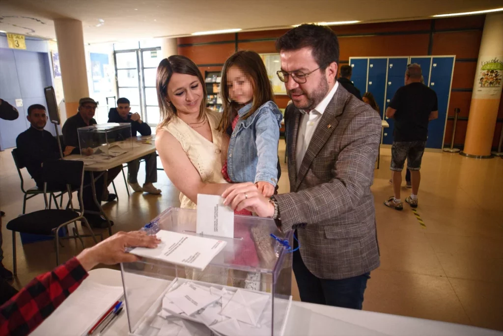 Aragonès abandona tras la debacle de ERC 1 Moncloa Pere Aragonès votando ayer con su familia. 24 horas después, tras la debacle de ERC, anuncia que deja la política.