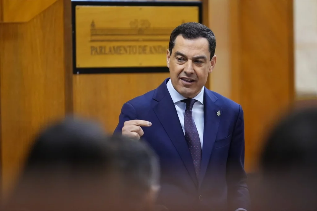 Juanma Moreno sí se interesa por la Guardia Civil y la Policía. | Foto: Europa Press