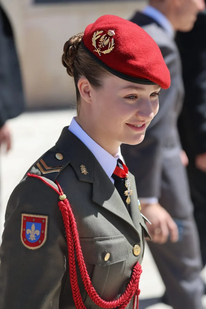 El particular objeto que ha puesto de moda Leonor: se ha convertido en tendencia en España 1 Moncloa Leonor