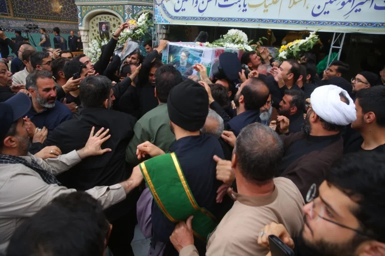 Las 5 imágenes que dejó el funeral del presidente de Irán, Ebrahim Raisi