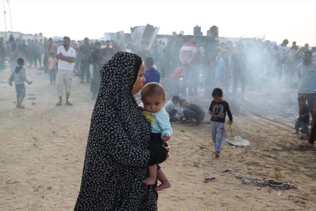 EuropaPress 5990793 rafah may 27 2024 people look on at the site of an israeli strike on Moncloa