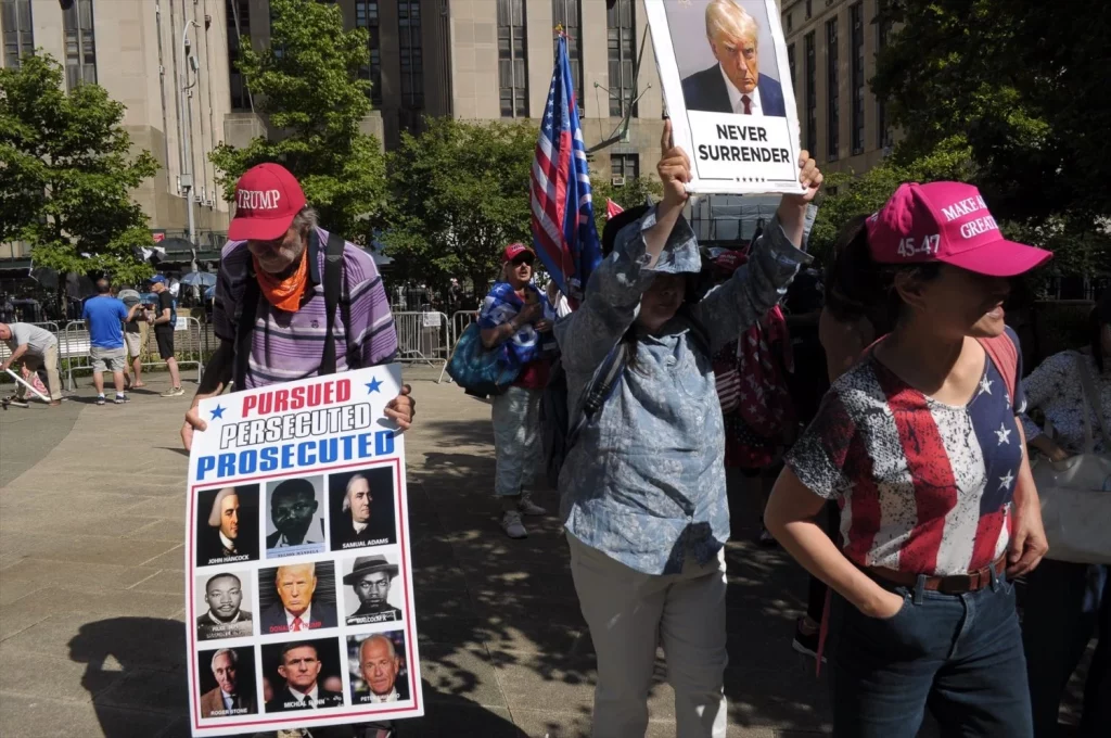 EuropaPress 5993619 28 may 2024 us new york pro trump demonstrators carry placards expressing Moncloa