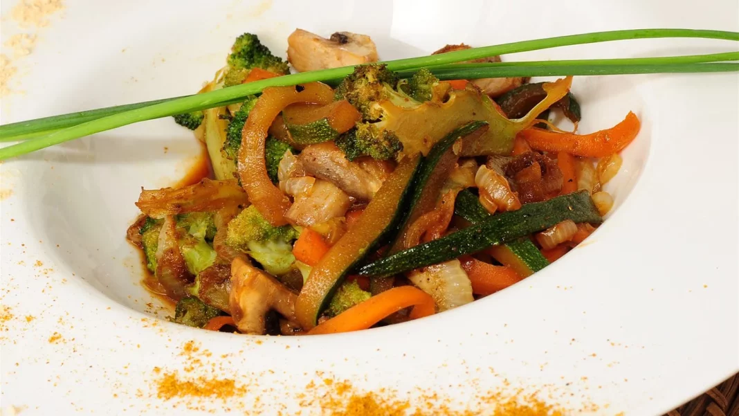 Menestra de verduras con torta del casar al microondas: Un sabor tradicional en tiempo récord