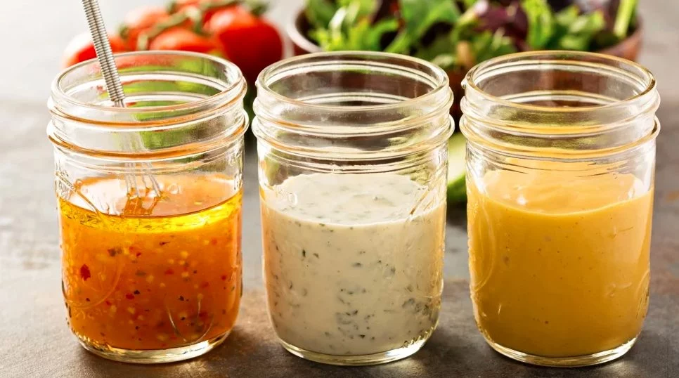 Los aderezos que debes eliminar de tu alacena inmediatamente para proteger tu salud 1 Moncloa ¿Qué hacer para reducir el consumo de aderezos poco saludables?