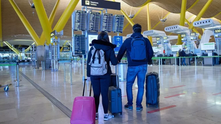 Almeida y AENA se culpan mutuamente de «los sin techo» de Barajas