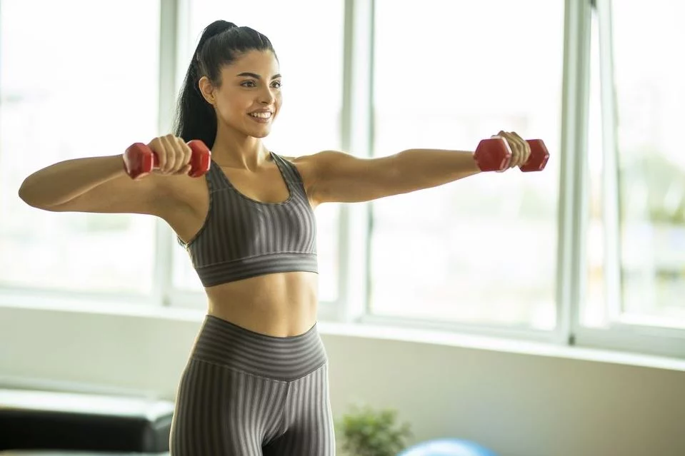 Como reducir el volumen de los brazos en poco tiempo con este truco viral 1 Moncloa ¿Que tipo de ejercicios puede hacer para reducir el volumen de los brazos?