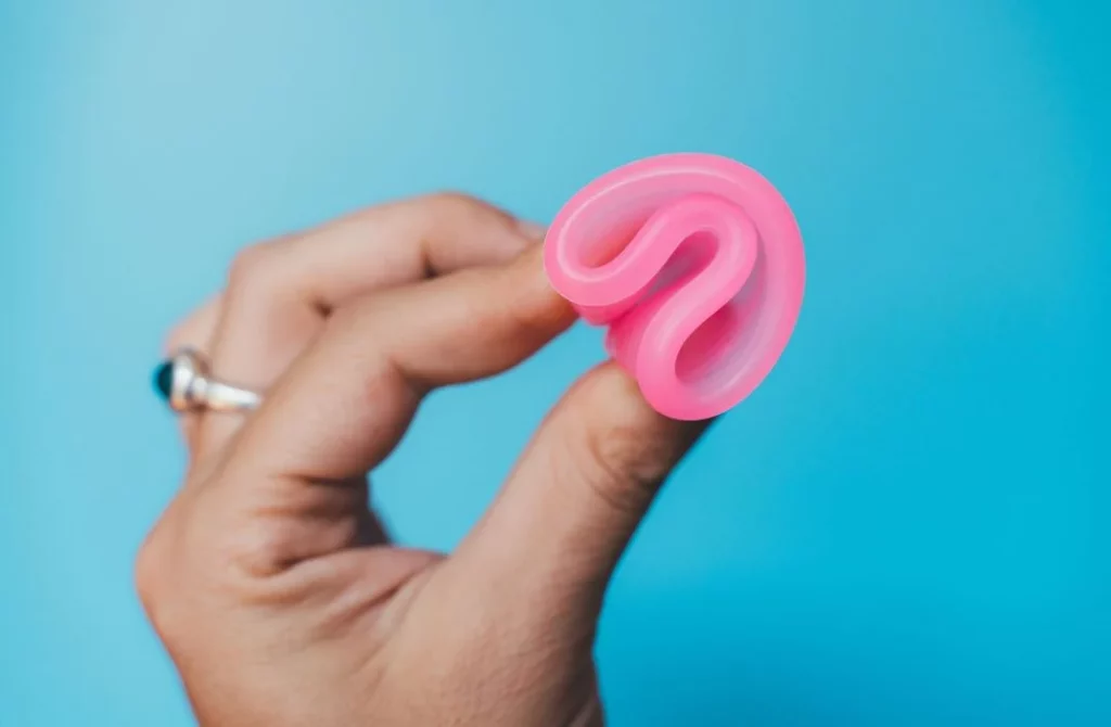 Lo que no te dicen de la copa menstrual que deberías saber antes de utilizarla por primera vez 1 Moncloa Tips para usar la copa menstrual de forma adecuada