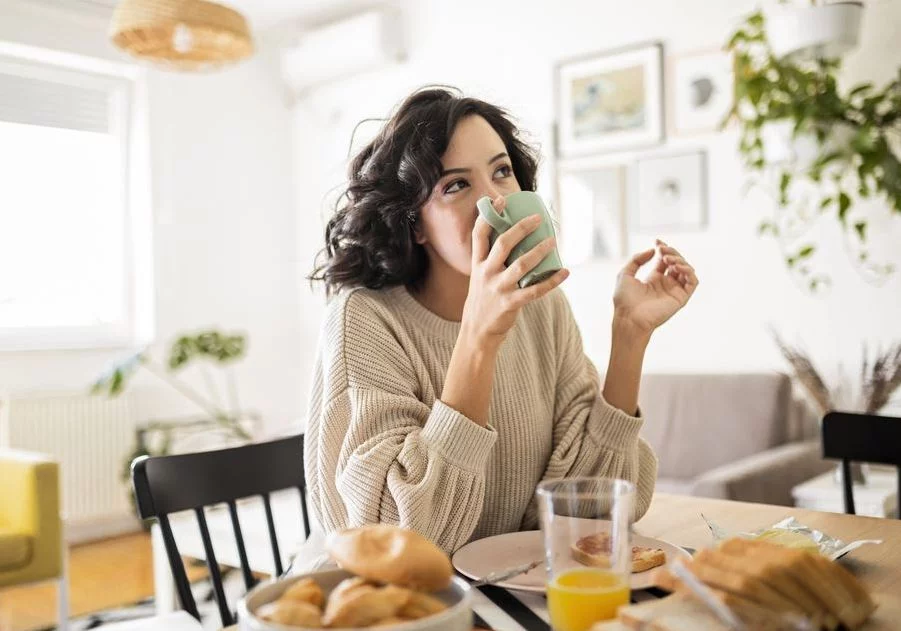 El peligro oculto de desayunar inmediatamente al despertar 2 Moncloa ¿Cuál es la manera correcta de desayunar?