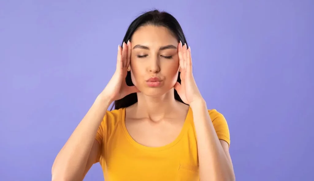 Ejercicios faciales: la rutina viral de TikTok que promete adelgazar el rostro sin inyecciones 1 Moncloa Beneficios de los ejercicios faciales