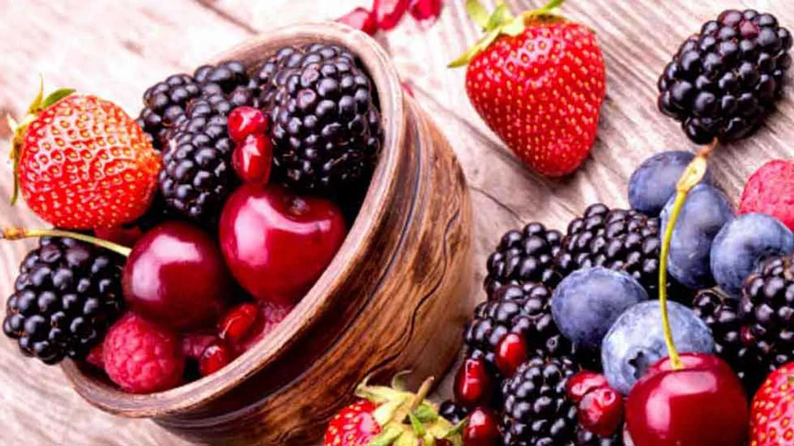 Alimentos esenciales para una piel radiante en el verano 1 Moncloa PIEL RADIANTE: FRUTAS Y VERDURAS RICAS EN ANTIOXIDANTES