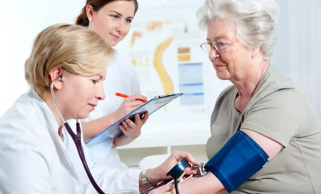 Hipertensión arterial: 3 datos que debes saber y por qué la llaman la asesina silenciosa 1 Moncloa ¿Cómo se diagnóstica la hipertensión arterial?