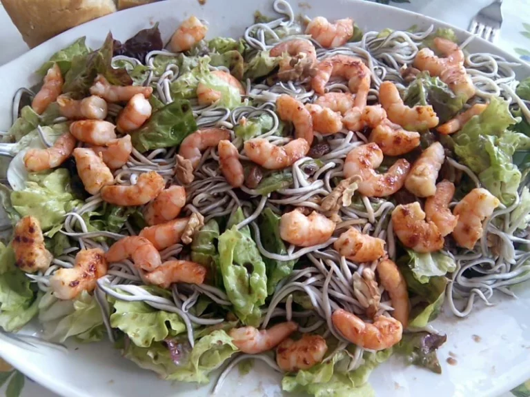 La ensalada de gulas y gambas: una receta exquisitamente nutritiva