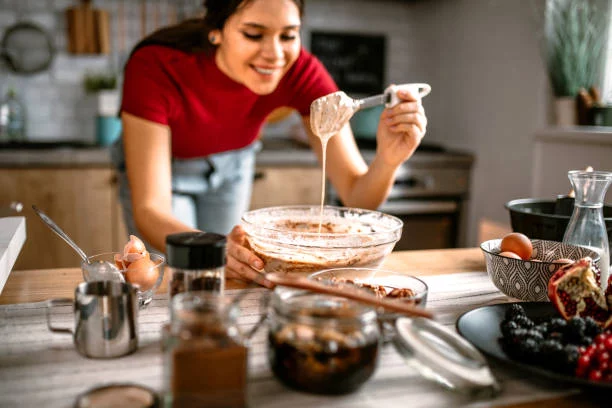 Así se hace el bizcocho con relleno de crema que parece un flan 1 Moncloa Preparación del bizcocho con relleno de crema