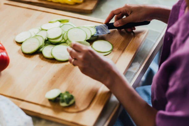 Prepara una deliciosa pizza de calabacín en pocos pasos y 10 minutos 1 Moncloa Cómo preparar la pizza de calabacín en sartén