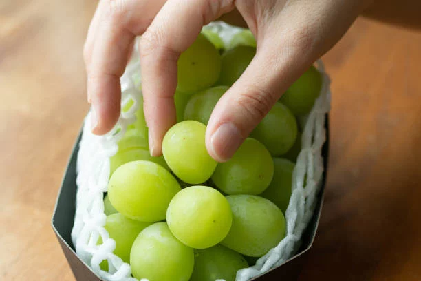 Combate el envejecimiento: descubre los 5 alimentos con mayor poder antioxidante 2 Moncloa Uvas