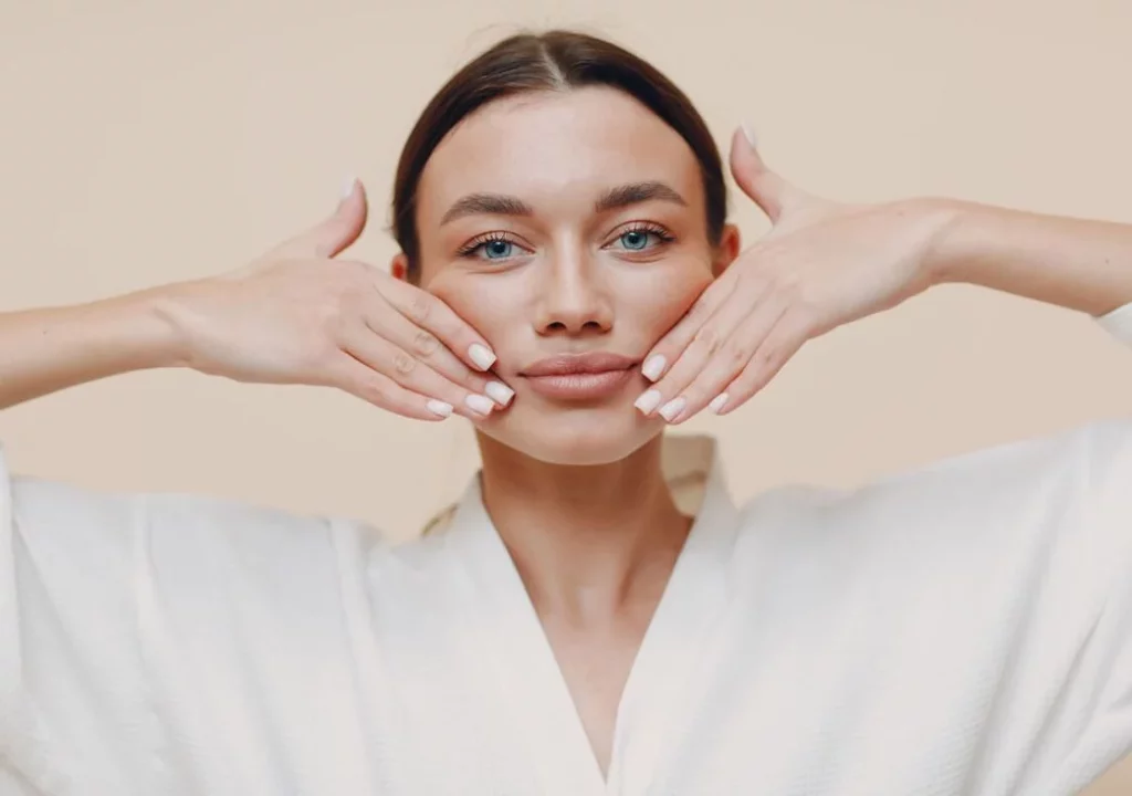 Adiós papada en 7 días: experta en yoga facial revela el ejercicio definitivo 2 Moncloa ¿Todos pueden hacer este ejercicio para la papada?