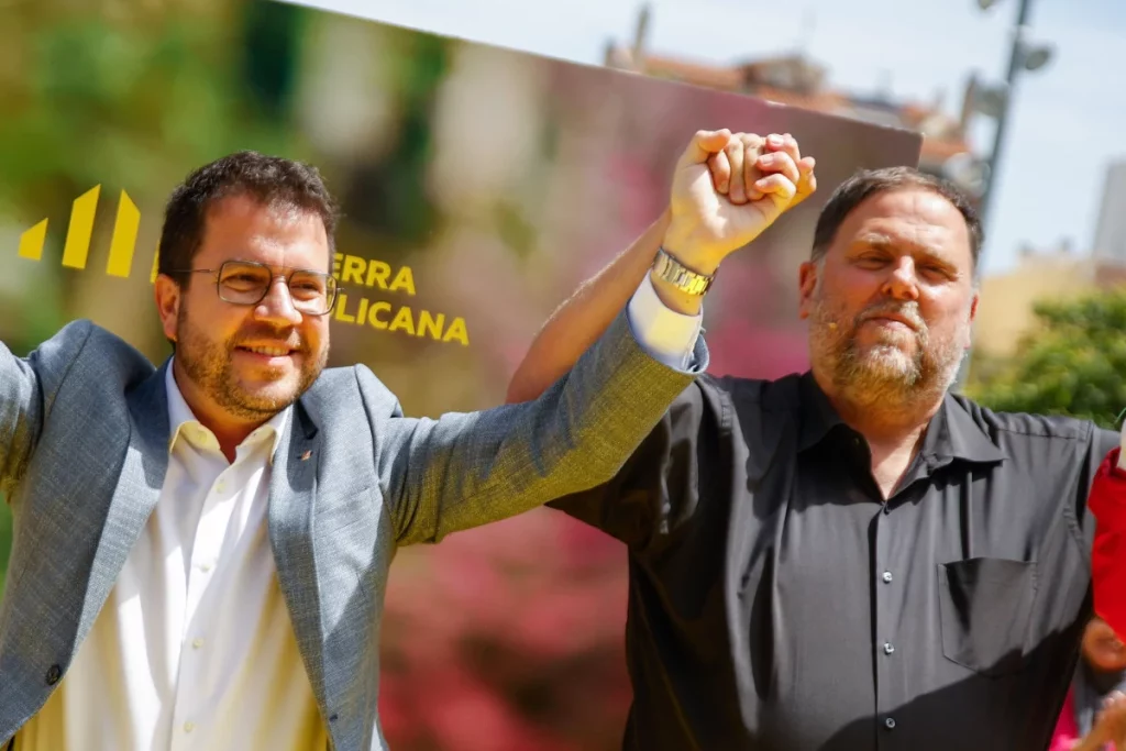 Carlos Torres (BBVA) agita el avispero del 12-M catalán con un «error político sin precedentes» 3 Moncloa Pere Aragonès junto a Oriol Junqueras en un mitin de campaña del 12-M