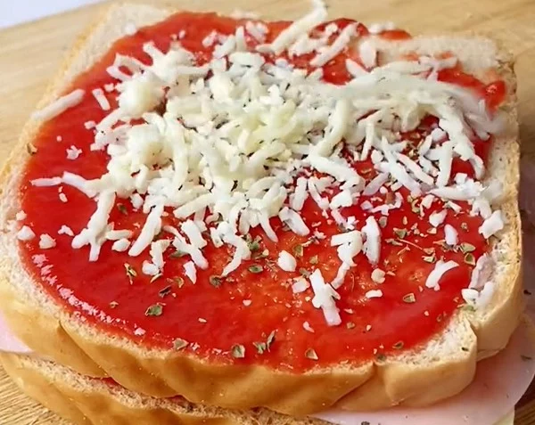 El nuevo sandwich pizza viral que se prepara en 6 minutos en tu freidora de aire 1 Moncloa Preparación sencilla del sandwich pizza