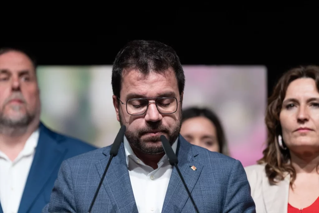 ERC decide cómo bajar de los 20 escaños: «Pavor a una repetición electoral» 1 Moncloa Aragonés abandona tras la debacle de ERC.