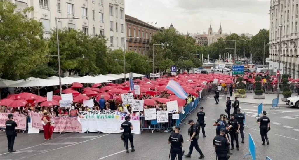 El sector de la prostitución celebra el nuevo batacazo del PSOE 3 Moncloa Manifestación del 12 de septiembre de 2022 en Madrid. Congreso de los Diputados. | Foto: afectadosabolicion.org