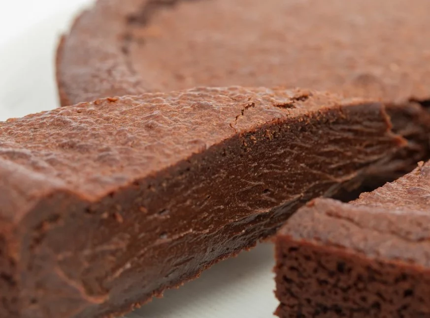 La tarta de chocolate vegana que arrasa en redes: Solo 2 ingredientes y sin gluten La tarta de chocolate vegana que arrasa en redes: Solo 2 ingredientes y sin gluten