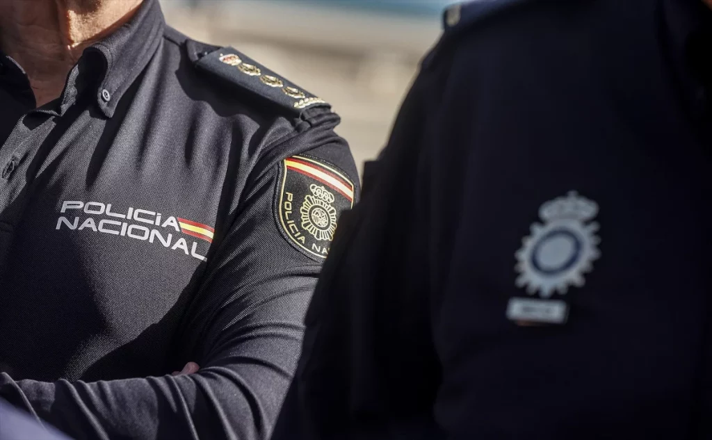 La falta de uniformes llegó a ser un  problema en la policía, ya que muchos agentes estuvieron a punto de ejercer su labor de paisano. 