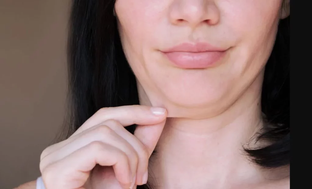 Adiós papada en 7 días: experta en yoga facial revela el ejercicio definitivo 1 Moncloa Estos son los ejercicios ideales para eliminar la papada