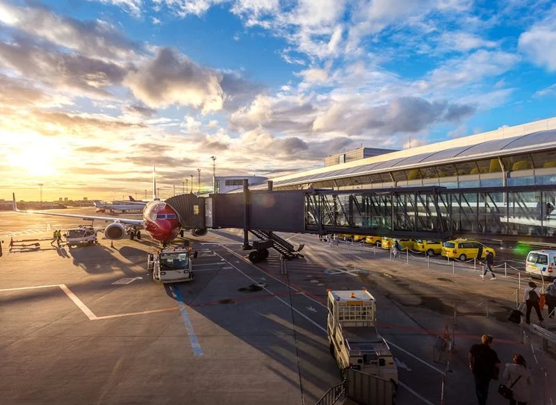 IMITAN A LAS AEROLÍNEAS