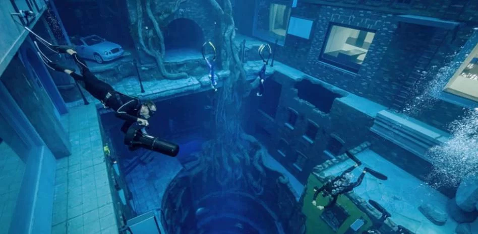 Fueron a nadar en una piscina de Dubai y descubrieron una ciudad bajo el agua 1 Moncloa Más excentricidades de la piscina con una ciudad bajo el agua