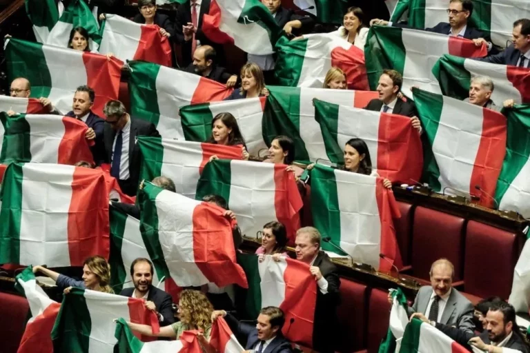 Pelea multitudinaria, a puñetazo limpio, entre diputados en el Parlamento italiano