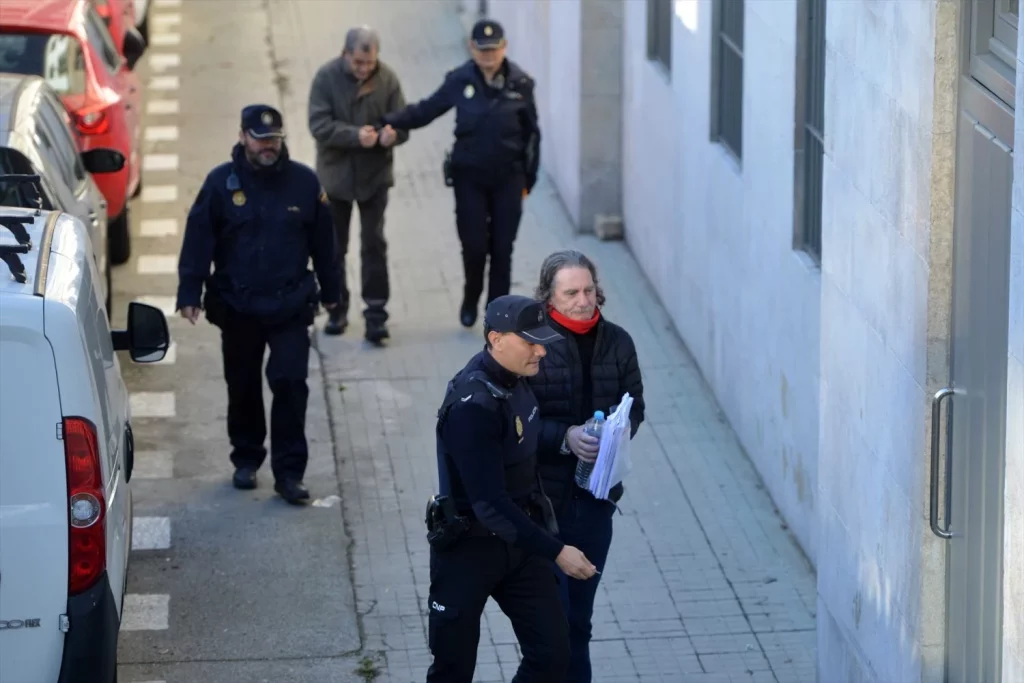 EuropaPress 1759078 sito minanco con papeles mano coincide miguel rosendo lider secta Moncloa