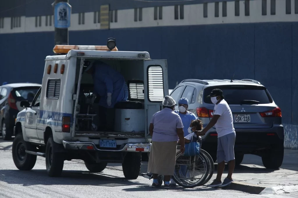 EuropaPress 2873789 22 april 2020 peru lima health workers carry patient on wheelchair to an Moncloa
