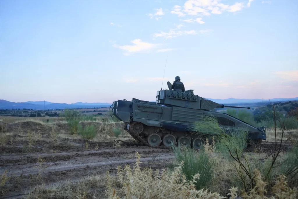 EuropaPress 4706214 llegada tanque batallon infanteria mecanizada xvii jornadas corresponsales Moncloa