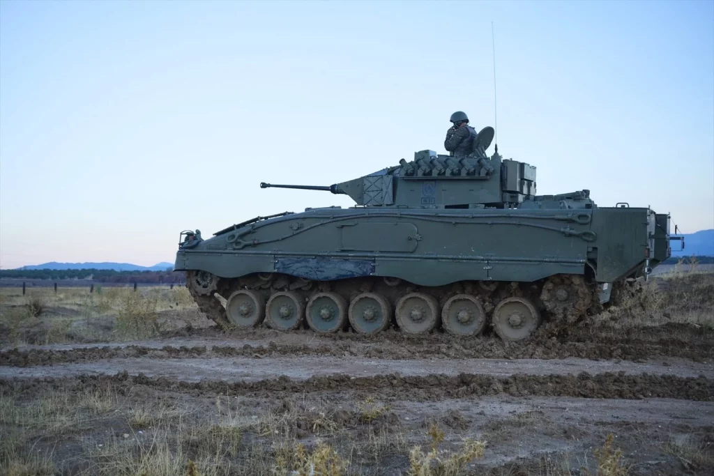 EuropaPress 4706215 llegada tanque batallon infanteria mecanizada xvii jornadas corresponsales Moncloa