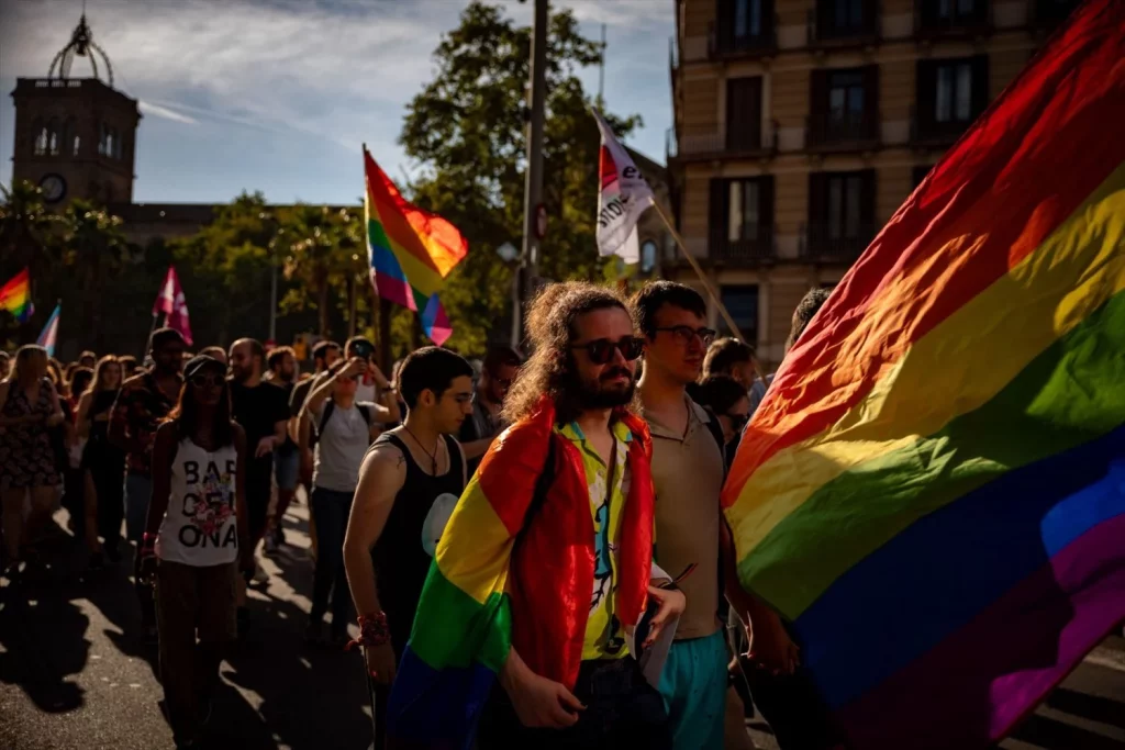 EuropaPress 5306187 varias personas bandera lgbti manifestacion lgtbi 2023 lema lluitem juntes Moncloa
