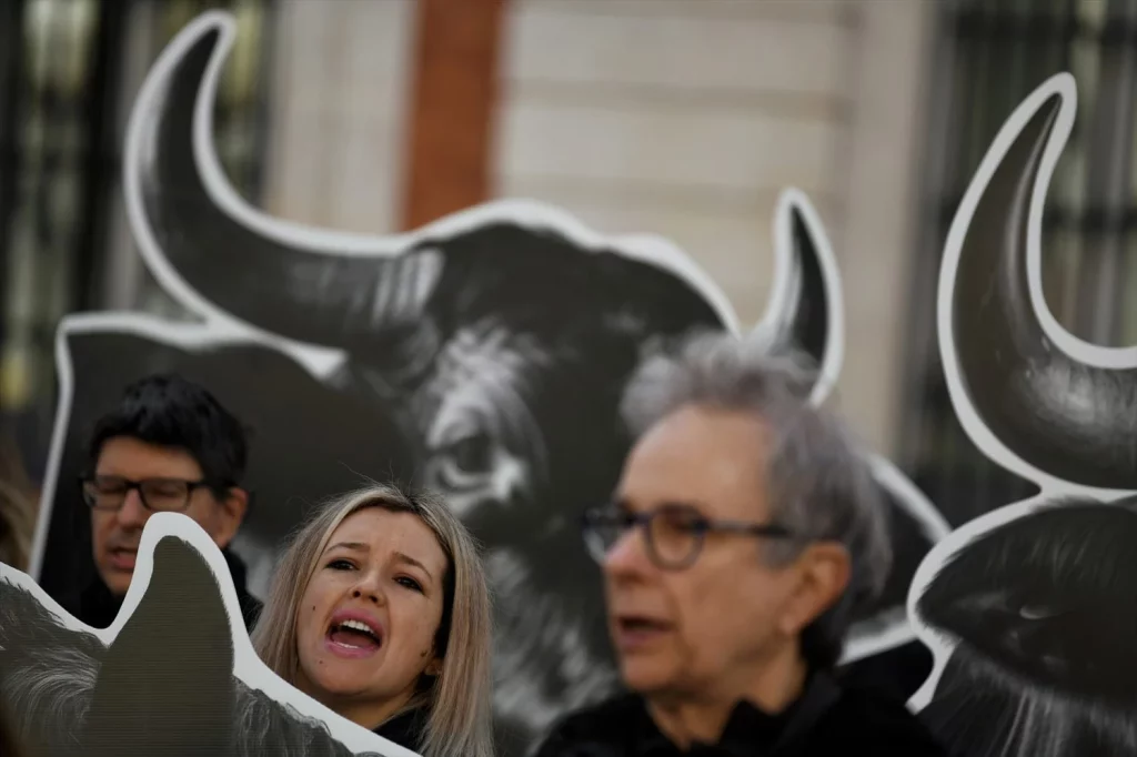 La importante decisión tomada por Francia que es todo un ejemplo en Europa 3 Moncloa EuropaPress 5603954 varias personas muestran banderas pancartas imagenes toros manifestacion Moncloa