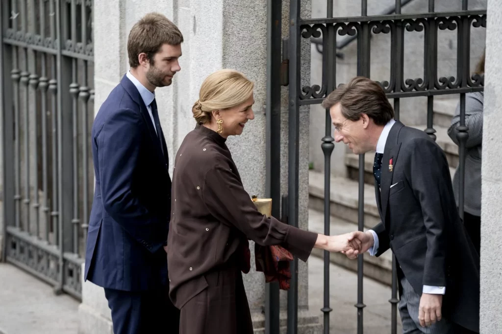 Juan Urdangarin y su madre saludando a Almedia en su boda. 