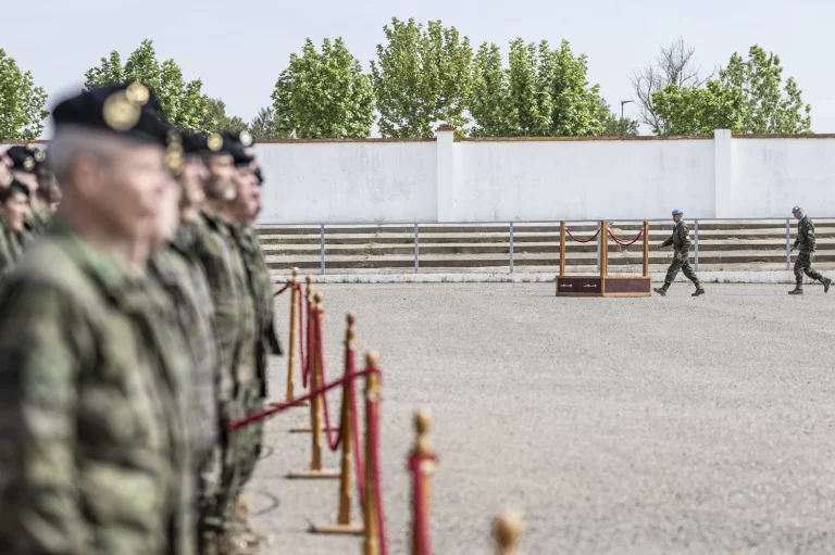 Defensa impulsa la captación de mujeres y recuperar veteranos para frenar la falta de soldados