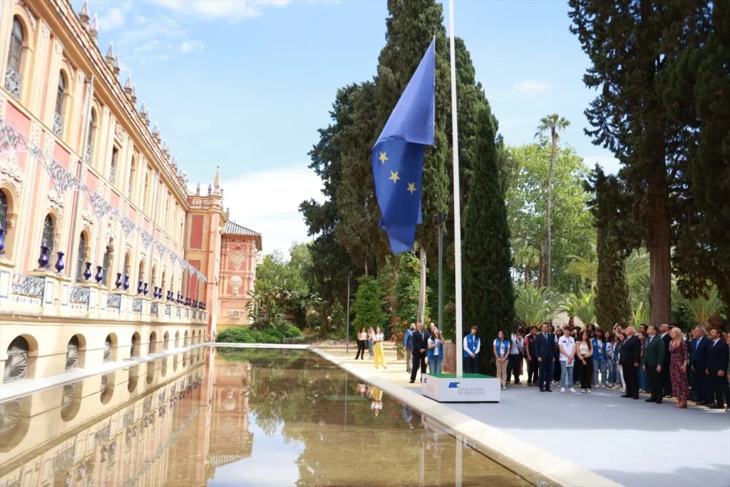 EuropaPress 5948684 presidente junta andalucia juanma moreno junto consejero presidencia Moncloa