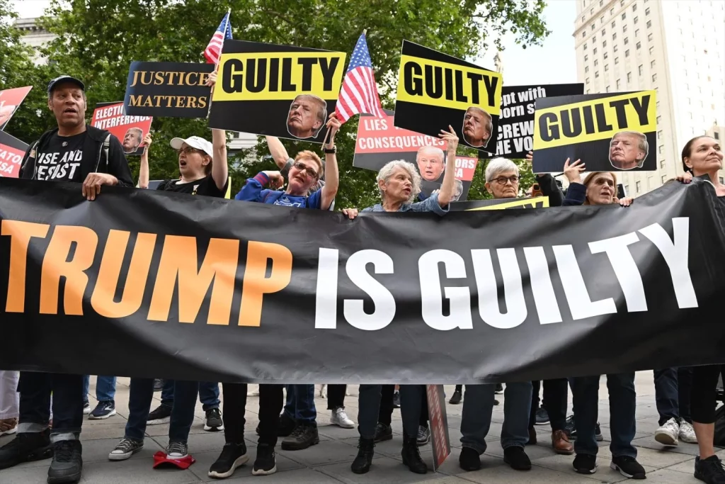 La petición que hace Donald Trump para su juicio penal 3 Moncloa EuropaPress 5998293 30 may 2024 us new york anti trump protesters hold posters and banners Moncloa