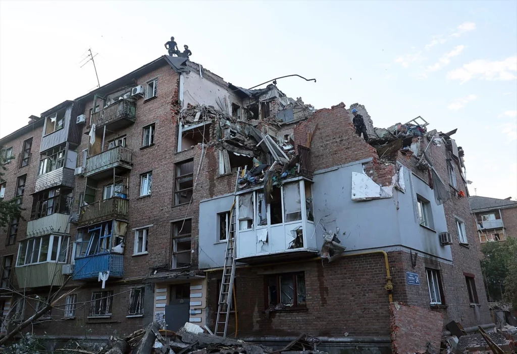 EuropaPress 5998428 31 may 2024 ukraine kharkiv rescuers remove the rubble at block of flats Moncloa