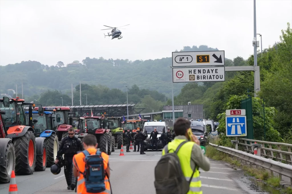EuropaPress 6005442 agricultores tractores protesta frontera espana francia biriatou junio 2024 Moncloa