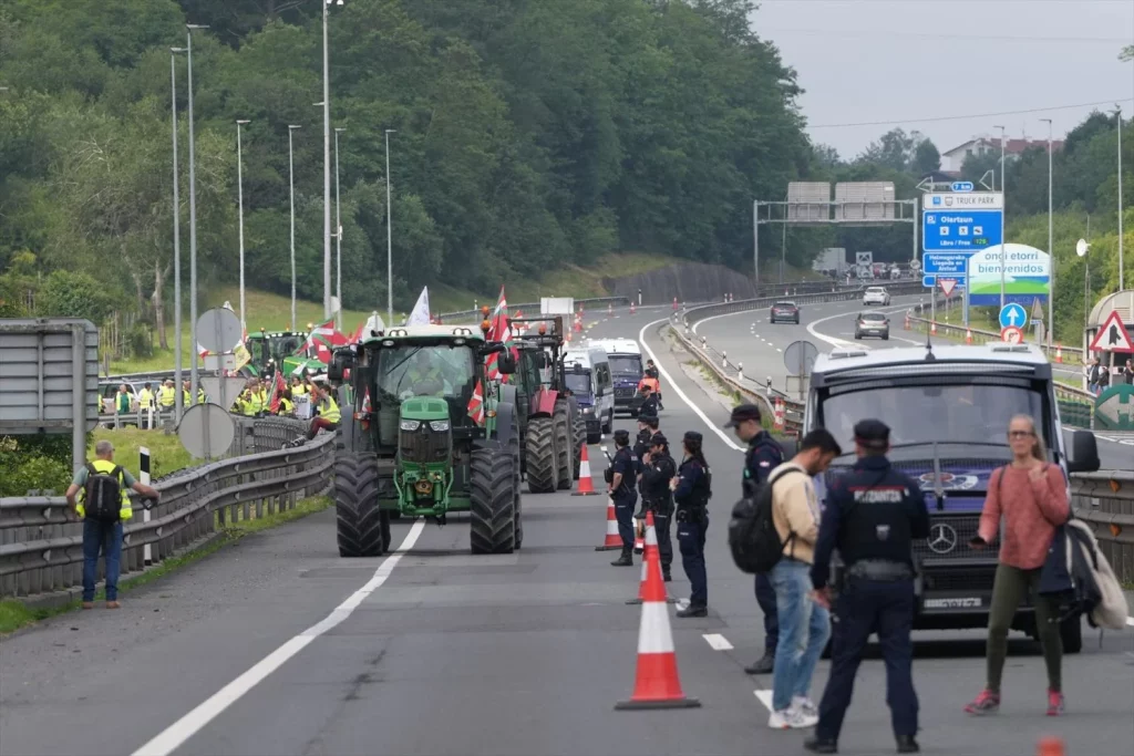 EuropaPress 6005790 agente ertzaintza protesta agricultores frontera espana francia biriatou Moncloa